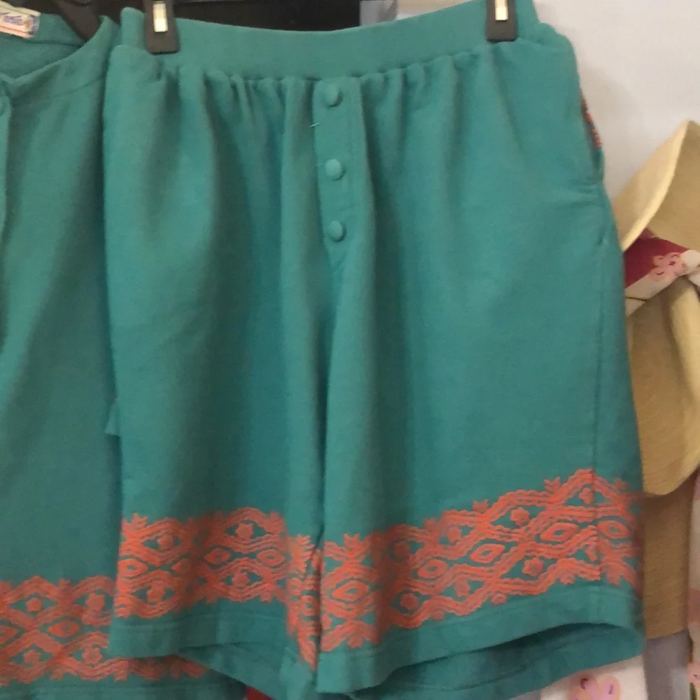 Two piece short, set size large. Free matching top with purchase